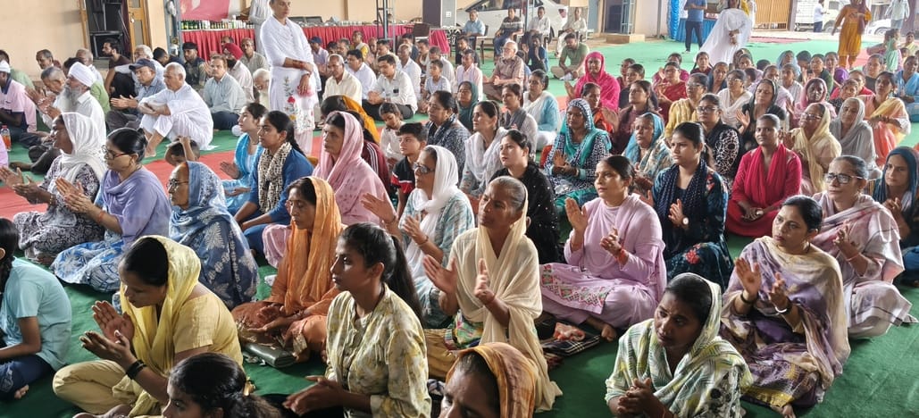 सत्संग में प्रवचन करतीं साध्वियां। आयोजक सत्संग में प्रवचन करतीं साध्वियां। आयोजक