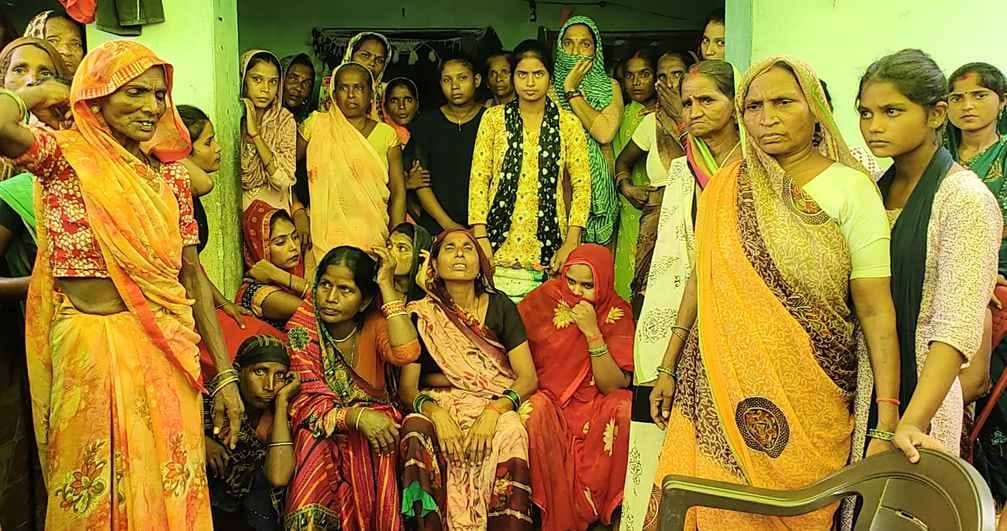 सैधरी गांव में मौजूद एसडीएम अश्वनी सिंह, सीओ रमेश तिवारीऔर विधायक योगेश वर्मा। संवाद सैधरी गांव में मौजूद एसडीएम अश्वनी सिंह, सीओ रमेश तिवारीऔर विधायक योगेश वर्मा। संवाद