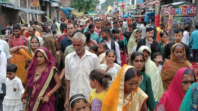 सावन के अंतिम सोमवार गोला के पौराणिक शिव मंदिर में जलाभिषेक करते श्रद्धालु। संवाद