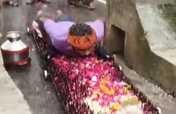 सावन के अंतिम सोमवार गोला के पौराणिक शिव मंदिर में जलाभिषेक करते श्रद्धालु। संवाद