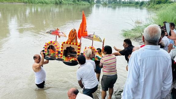 शोभायात्रा का स्वागत करते पंजाबी समाज के लोग। संवाद शोभायात्रा का स्वागत करते पंजाबी समाज के लोग। संवाद