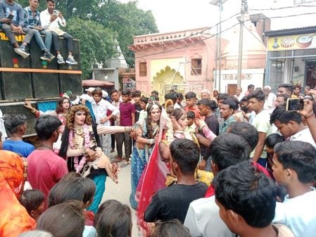 शोभायात्रा में शामिल श्रीकृष्ण की आकर्षक झांकी। संवाद शोभायात्रा में शामिल श्रीकृष्ण की आकर्षक झांकी। संवाद