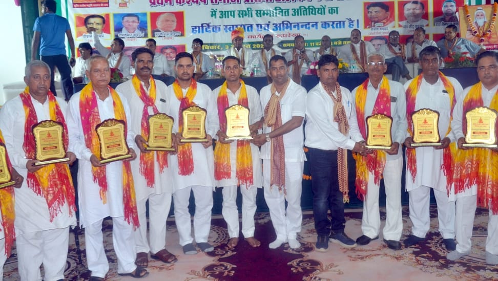 शामली में माजरा रोड पर कश्यप समाज द्धारा प्रतिभा अलंकरण समारोह में अध्यक्ष संजीव कश्यप को सम्मा शामली में माजरा रोड पर कश्यप समाज द्धारा प्रतिभा अलंकरण समारोह में अध्यक्ष संजीव कश्यप को सम्मा