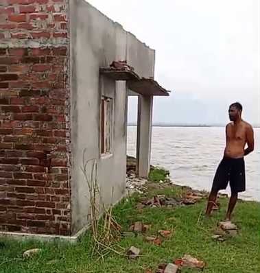 शारदा नदी का जलस्तर बढ़ने पर नाले से ध्रुव कॉलोनी की ओर बहता पानी स्रोत: ग्रामीण शारदा नदी का जलस्तर बढ़ने पर नाले से ध्रुव कॉलोनी की ओर बहता पानी स्रोत: ग्रामीण
