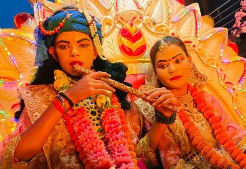 शिव बरात में भजनों पर नृत्य करते शिवभक्त। स्रोत: जागरुक पाठक शिव बरात में भजनों पर नृत्य करते शिवभक्त। स्रोत: जागरुक पाठक