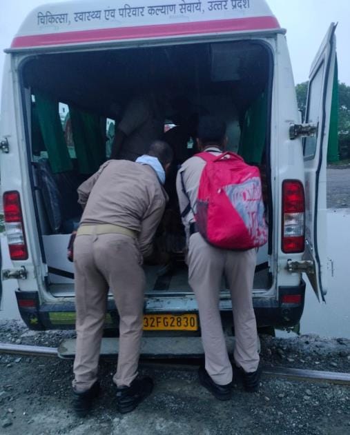- ट्रेन से गिरकर घायल सिपाही को एंबुलेंस से लेकर जाती पुलिस। स्रोत: रेलवे कर्मी - ट्रेन से गिरकर घायल सिपाही को एंबुलेंस से लेकर जाती पुलिस। स्रोत: रेलवे कर्मी