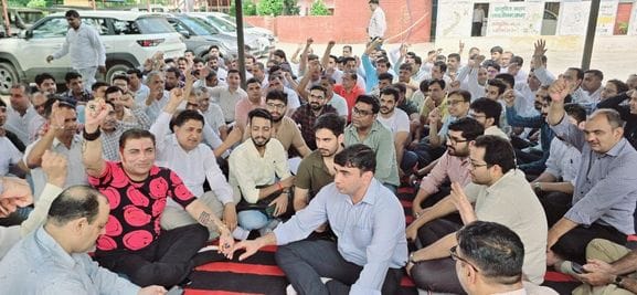 04जेएनडी14: हड़ताल के दौरान नागरिक अस्पताल की खाली पड़ी दवा खिड़की। संवाद