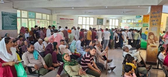 04जेएनडी14: हड़ताल के दौरान नागरिक अस्पताल की खाली पड़ी दवा खिड़की। संवाद
