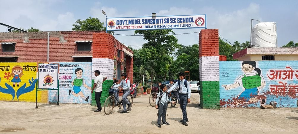 04जेएनडी26: विद्यालय से छुट्टी के बाद घर जाते विद्यार्थी। संवाद
