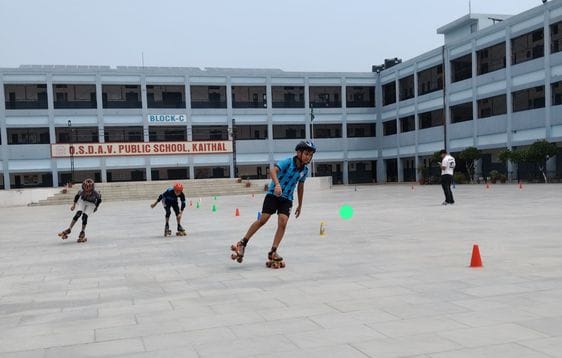 13 कैथल। शतरंज प्रतियोगिता में हिस्सा लेते खिलाड़ी। स्कूल