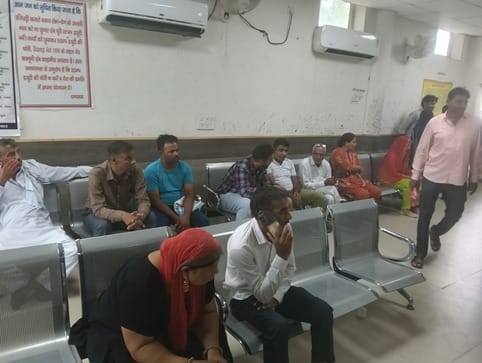 25 कैथल। तहसील में रजिस्ट्री करवाने पहुंचे लोग। संवाद 25 कैथल। तहसील में रजिस्ट्री करवाने पहुंचे लोग। संवाद