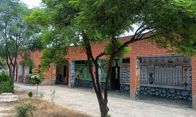 33 कलायत: दुब्बल के माध्यमिक स्कूल का प्रवेश द्वार