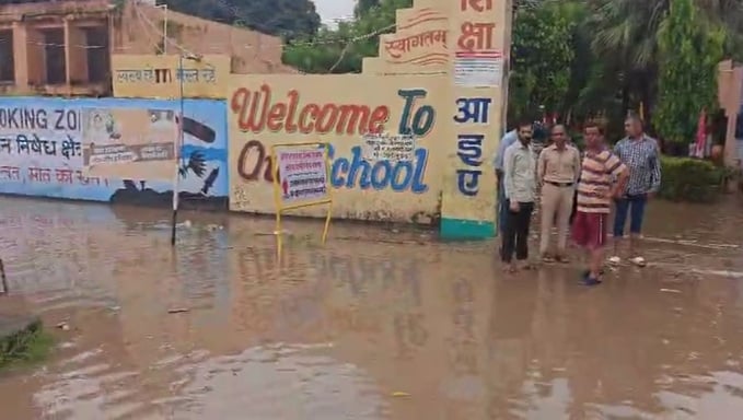 अग्रसेन चौक समीप बारिश में हुआ जलभराव व टूटी सड़क। संवाद अग्रसेन चौक समीप बारिश में हुआ जलभराव व टूटी सड़क। संवाद