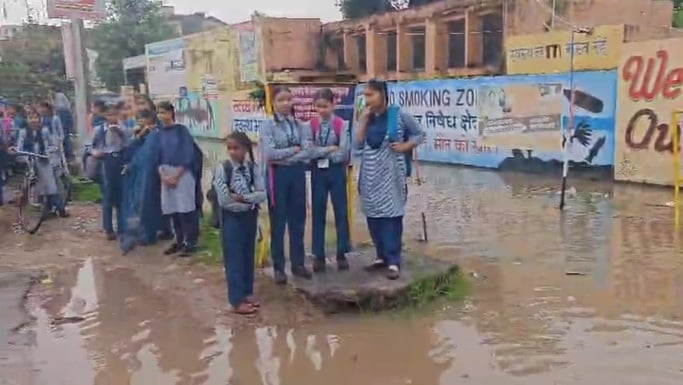 अग्रसेन चौक समीप बारिश में हुआ जलभराव व टूटी सड़क। संवाद अग्रसेन चौक समीप बारिश में हुआ जलभराव व टूटी सड़क। संवाद