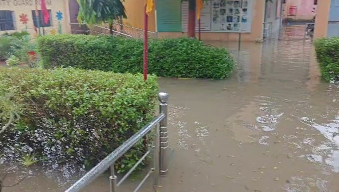 अग्रसेन चौक समीप बारिश में हुआ जलभराव व टूटी सड़क। संवाद अग्रसेन चौक समीप बारिश में हुआ जलभराव व टूटी सड़क। संवाद