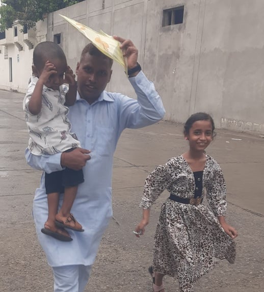 अग्रसेन चौक समीप बारिश में हुआ जलभराव व टूटी सड़क। संवाद अग्रसेन चौक समीप बारिश में हुआ जलभराव व टूटी सड़क। संवाद