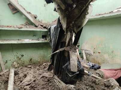 अग्रसेन चौक समीप बारिश में हुआ जलभराव व टूटी सड़क। संवाद अग्रसेन चौक समीप बारिश में हुआ जलभराव व टूटी सड़क। संवाद