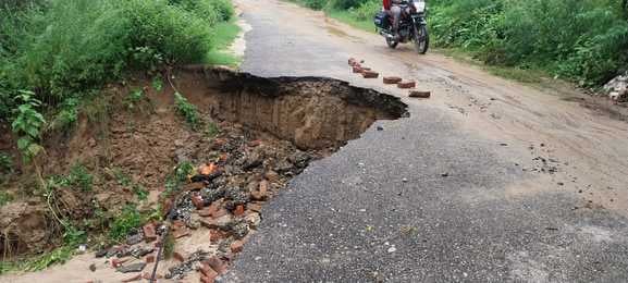 बाइपास के पास भरा बारिश का पानी। संवाद बाइपास के पास भरा बारिश का पानी। संवाद