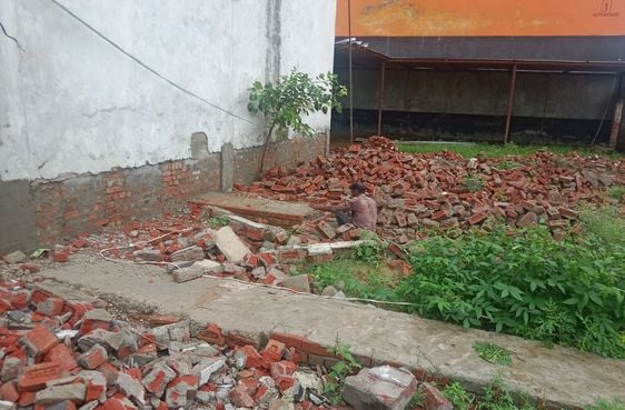 बाइपास के पास में तोड़ी जा रही बिल्डिंग। संवाद