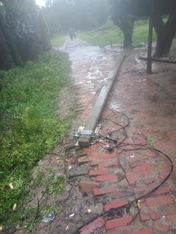 बारिश से गिरे बिजली के खंभे।