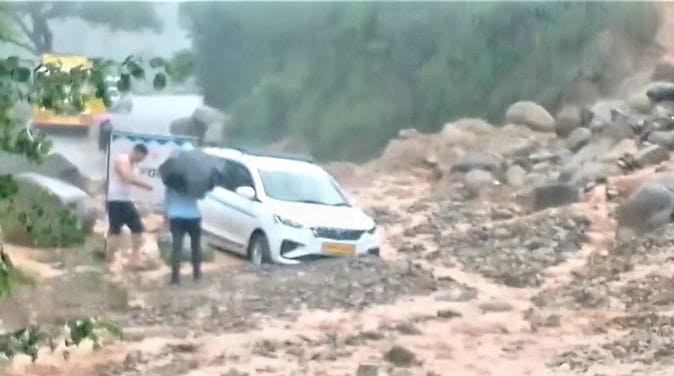चंबा में बारिश के चलते केरू पहाड़ के पास बंद पड़े मार्ग को बहाल करने में जुटी जेसीबी मशीन और दो चंबा में बारिश के चलते केरू पहाड़ के पास बंद पड़े मार्ग को बहाल करने में जुटी जेसीबी मशीन और दो