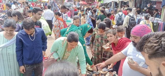 चंबा मिंजर मेले में झूला झूलने का आनंद लेते बच्चे और अन्य लोग।संवाद