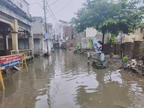 चंदौसी के मोहल्ला कागजी में बारिश के दौरान हुआ जलभराव - संवाद चंदौसी के मोहल्ला कागजी में बारिश के दौरान हुआ जलभराव - संवाद