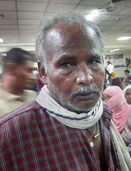 फोटो 12: सोनीपत नागरिक अस्पताल में पंजीकरण काउंटर पर ओपीडी पर्ची बनवाने के लिए लगी मरीजों की ला
