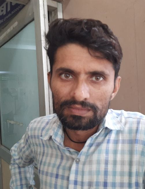 फोटो 12: सोनीपत नागरिक अस्पताल में पंजीकरण काउंटर पर ओपीडी पर्ची बनवाने के लिए लगी मरीजों की ला