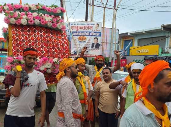 गांव बकेनिया में काबर लेकर लौटने के बाद हवन करते सुप्रसिद ज्योतिषाचार पंडित जगदीश मिश्रा