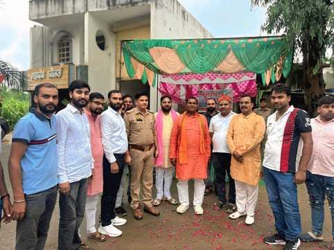 गांव बकेनिया में काबर लेकर लौटने के बाद हवन करते सुप्रसिद ज्योतिषाचार पंडित जगदीश मिश्रा