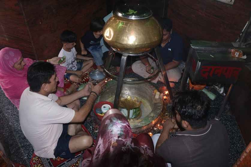 हाउसिंग बोर्ड कॉलोनी स्थित शिव मंदिर में जलाभिषेक करते श्रद्धालु। संवाद हाउसिंग बोर्ड कॉलोनी स्थित शिव मंदिर में जलाभिषेक करते श्रद्धालु। संवाद