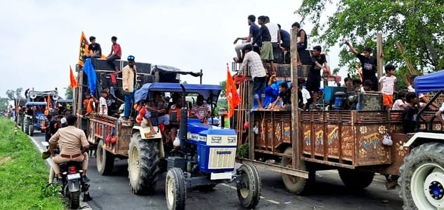 जलाभिषेक से पहले मंदिर की ओर जाते कांवड़िये। संवाद