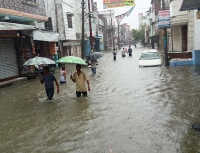 जलालाबाद- हाईवे के जलभराव में जान जोखिम में डालकर तैरता बालक।संवाद जलालाबाद- हाईवे के जलभराव में जान जोखिम में डालकर तैरता बालक।संवाद