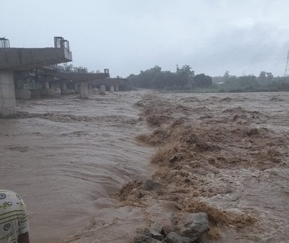 जलालाबाद- हाईवे के जलभराव में जान जोखिम में डालकर तैरता बालक।संवाद जलालाबाद- हाईवे के जलभराव में जान जोखिम में डालकर तैरता बालक।संवाद