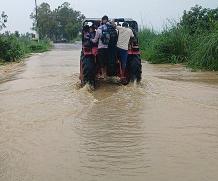 जलालाबाद- हाईवे के जलभराव में जान जोखिम में डालकर तैरता बालक।संवाद जलालाबाद- हाईवे के जलभराव में जान जोखिम में डालकर तैरता बालक।संवाद