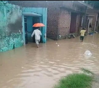 जलालाबाद- हाईवे के जलभराव में जान जोखिम में डालकर तैरता बालक।संवाद जलालाबाद- हाईवे के जलभराव में जान जोखिम में डालकर तैरता बालक।संवाद