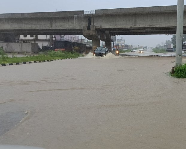 जलालाबाद- हाईवे के जलभराव में जान जोखिम में डालकर तैरता बालक।संवाद जलालाबाद- हाईवे के जलभराव में जान जोखिम में डालकर तैरता बालक।संवाद