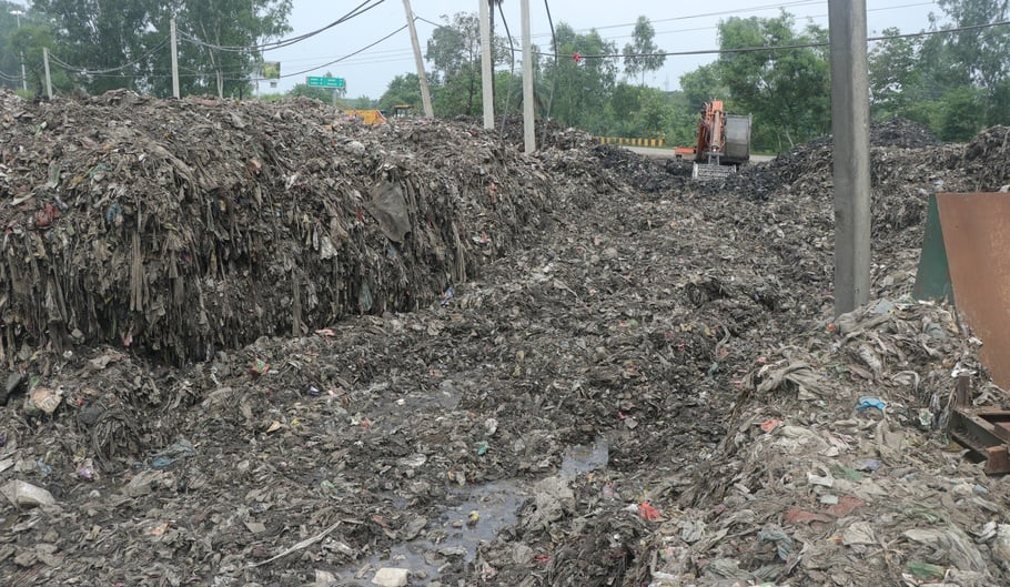 कैल स्थित कचरा प्लांट से कूड़ा बिनते लोग। संवाद कैल स्थित कचरा प्लांट से कूड़ा बिनते लोग। संवाद