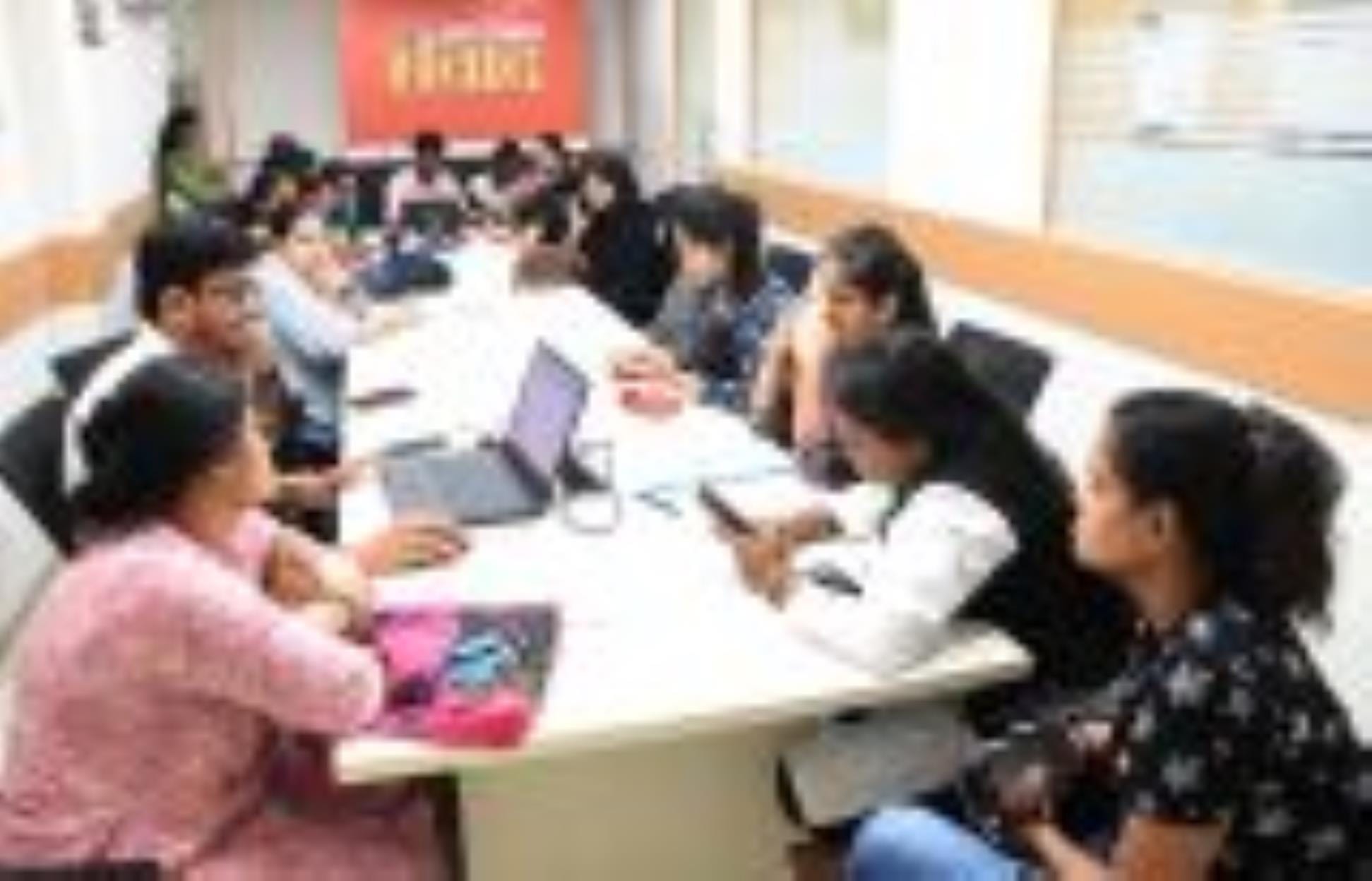 कैंप में लाइसेंस बनवातीं महिलाएं।