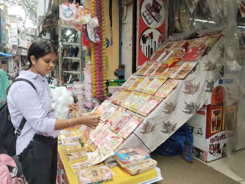 कुरुक्षेत्र। मुख्य बाजार में राखी पर्व पर सजाई गई दुकान में राखी दिखाते दुकानदार रिंकू। संवाद कुरुक्षेत्र। मुख्य बाजार में राखी पर्व पर सजाई गई दुकान में राखी दिखाते दुकानदार रिंकू। संवाद