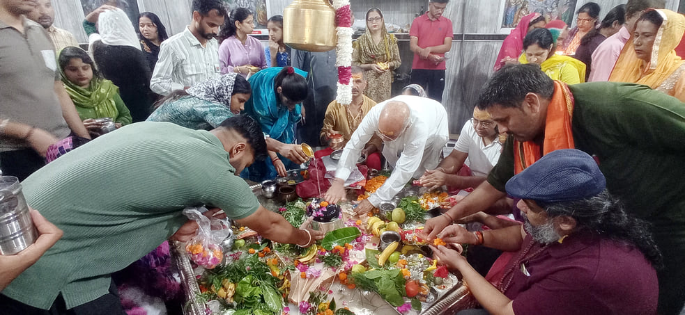 कुरुक्षेत्र। सावन के आखरी सोमवार पर दुखभंजन महादेव मंदिर में पूजा अर्चना करते श्रद्धालु। संवाद कुरुक्षेत्र। सावन के आखरी सोमवार पर दुखभंजन महादेव मंदिर में पूजा अर्चना करते श्रद्धालु। संवाद