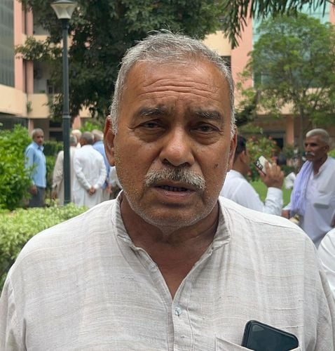 लघु सचिवालय में दूषित जलापूर्ति की शिकायत लेकर पहुंचे प्रेम नगर कॉलोनी वासी बातचीत करते हुए। लघु सचिवालय में दूषित जलापूर्ति की शिकायत लेकर पहुंचे प्रेम नगर कॉलोनी वासी बातचीत करते हुए।