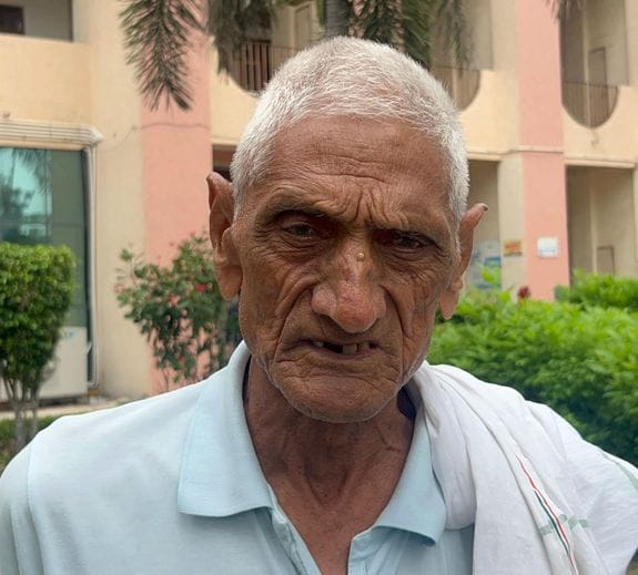 लघु सचिवालय में दूषित जलापूर्ति की शिकायत लेकर पहुंचे प्रेम नगर कॉलोनी वासी बातचीत करते हुए। लघु सचिवालय में दूषित जलापूर्ति की शिकायत लेकर पहुंचे प्रेम नगर कॉलोनी वासी बातचीत करते हुए।