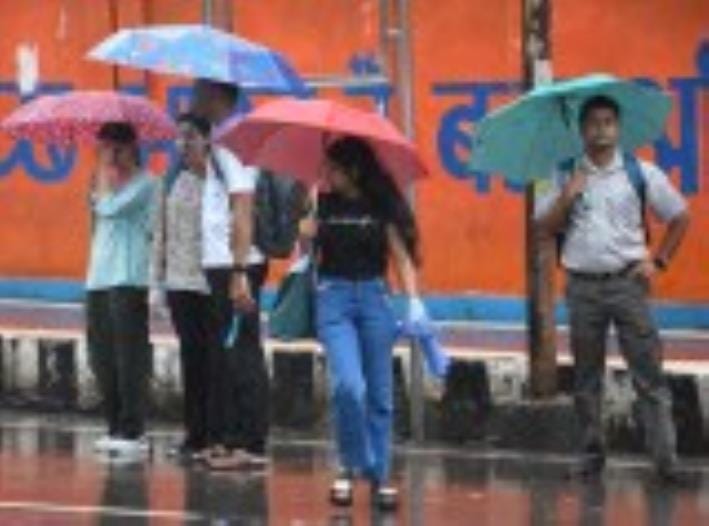 लखनऊ में बारिश। लखनऊ में बारिश।