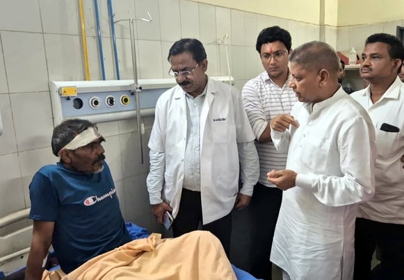 मंडावली के गांव कामगारपुर में गिरी मकान की छत। स्रोत-ग्रामीण मंडावली के गांव कामगारपुर में गिरी मकान की छत। स्रोत-ग्रामीण
