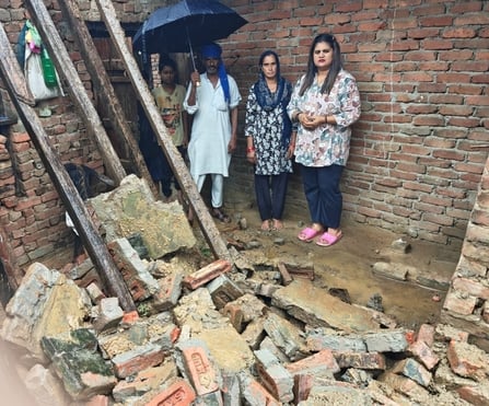 मंडावली के गांव कामगारपुर में गिरी मकान की छत। स्रोत-ग्रामीण मंडावली के गांव कामगारपुर में गिरी मकान की छत। स्रोत-ग्रामीण
