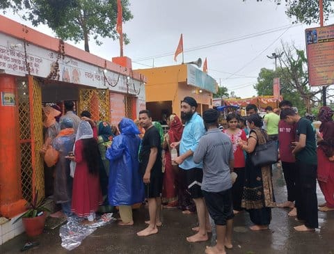 मंडावली के मोटा महादेव मंदिर पर जलाभिषेक करते श्रद्धालु।संवाद मंडावली के मोटा महादेव मंदिर पर जलाभिषेक करते श्रद्धालु।संवाद