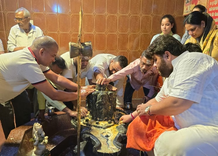 मंडावली के मोटा महादेव मंदिर पर जलाभिषेक करते श्रद्धालु।संवाद मंडावली के मोटा महादेव मंदिर पर जलाभिषेक करते श्रद्धालु।संवाद