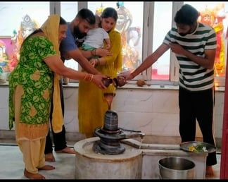 मंडावली के मोटा महादेव मंदिर पर जलाभिषेक करते श्रद्धालु।संवाद मंडावली के मोटा महादेव मंदिर पर जलाभिषेक करते श्रद्धालु।संवाद
